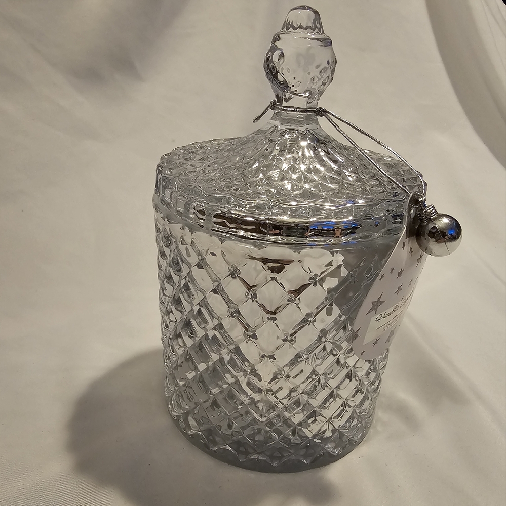 NWT Vanilla Cupcake 2 Wick Candle in a Crystal Glass Jar with Lid - Picture 2 of 5